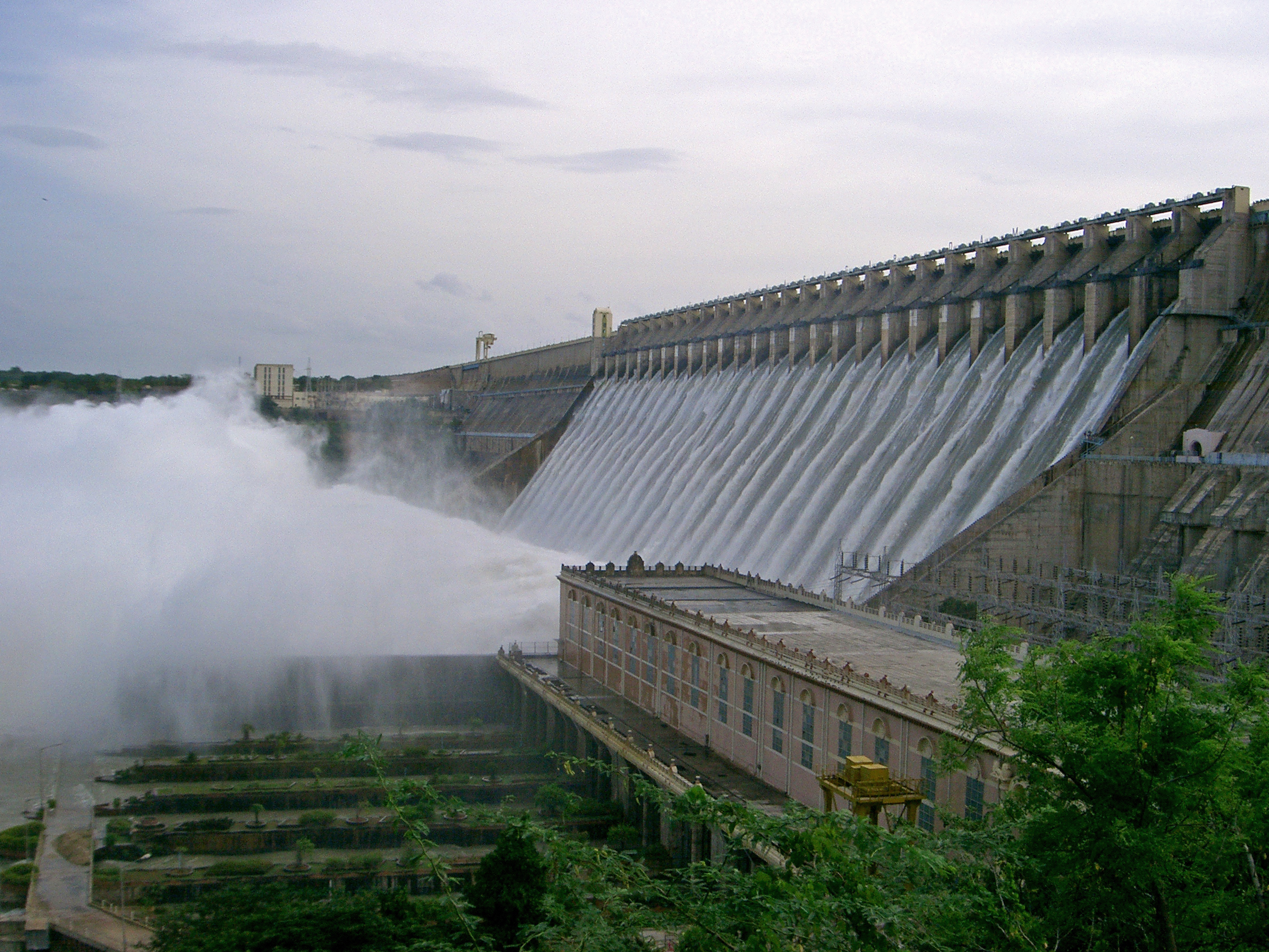 Nagarjunasagar RMC Bund Breach Plugged After Villagers' Action