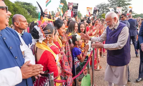 Indian Diaspora Gives PM Modi a Warm, Emotional Welcome in London Indian Diaspora Gives PM Modi a Warm, Emotional Welcome in London