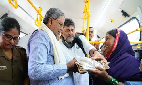 Aides of Siddaramaiah, DK Shivakumar Clash At Karnataka Bhavan Aides of Siddaramaiah, DK Shivakumar Clash At Karnataka Bhavan