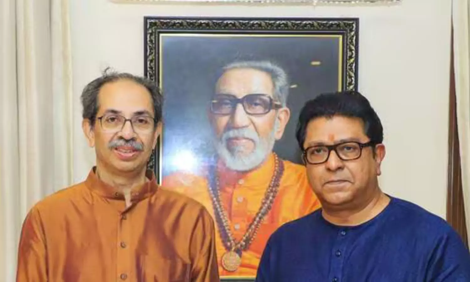 Raj Thackeray Drives To Matoshree To Greet Uddhav On His Birthday