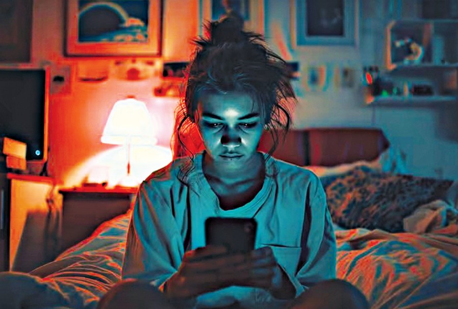 Scrolling's Impact: How Screens Rewire the Brain