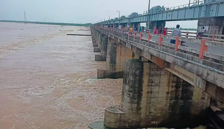 6 Lakhs Cusecs Floodwaters Discharged From Dowleswaram Barrage