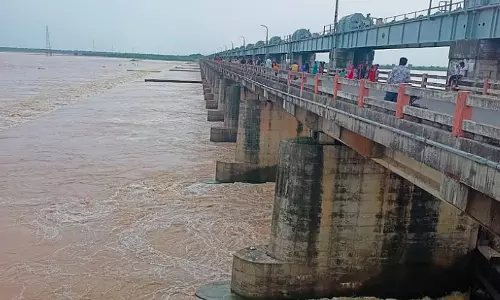 6 Lakhs Cusecs Floodwaters Discharged From Dowleswaram Barrage 6 Lakhs Cusecs Floodwaters Discharged From Dowleswaram Barrage