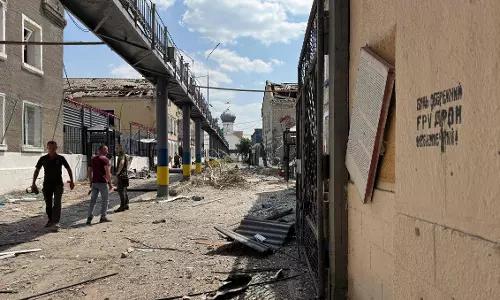 Russia Strikes Kill 25 in Ukraine as Trump shortens Moscow Deadline