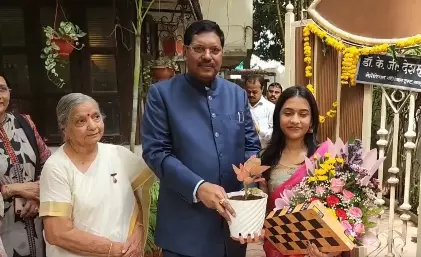 CJI Gavai Visits Chess Champ Divya Deshmukh at Her Home