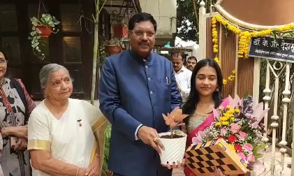 CJI Gavai Visits Chess Champ Divya Deshmukh at Her Home