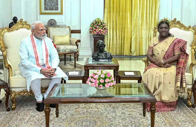 Modi Meets President Droupadi Murmu at Rashtrapati Bhavan