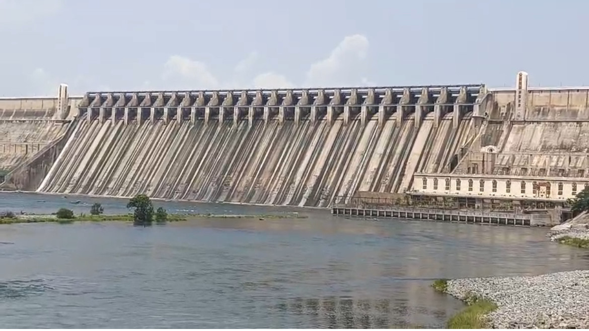 Traffic Jam at Nagarjunasagar as Crowds Miss Water Release