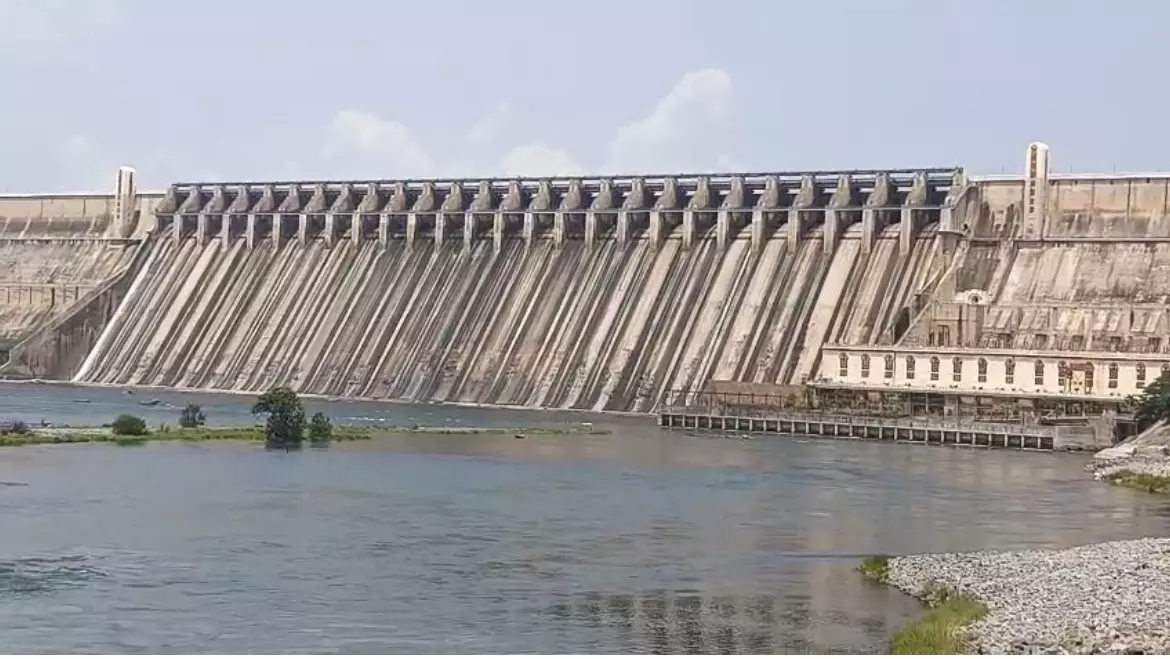 3 km Traffic Jam to See Nagarjunasagar Opening