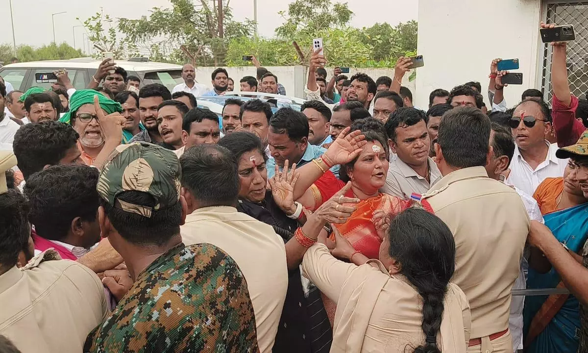 Tension At Kannepalli As BRS Protests Water Delay