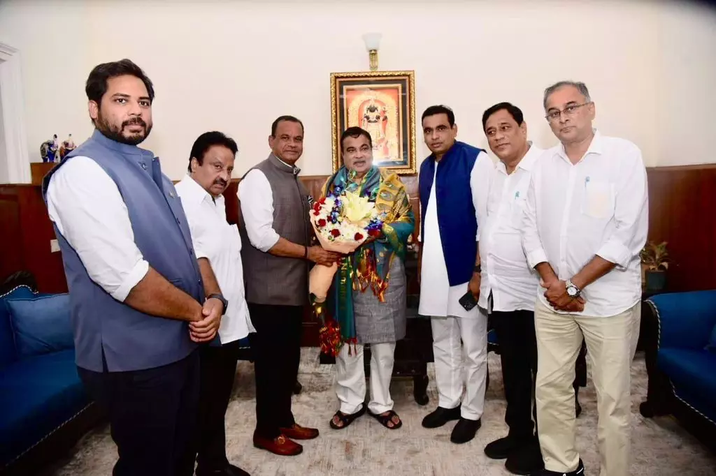 Minister Komatireddy Meets Gadkari for Faster NH Clearances