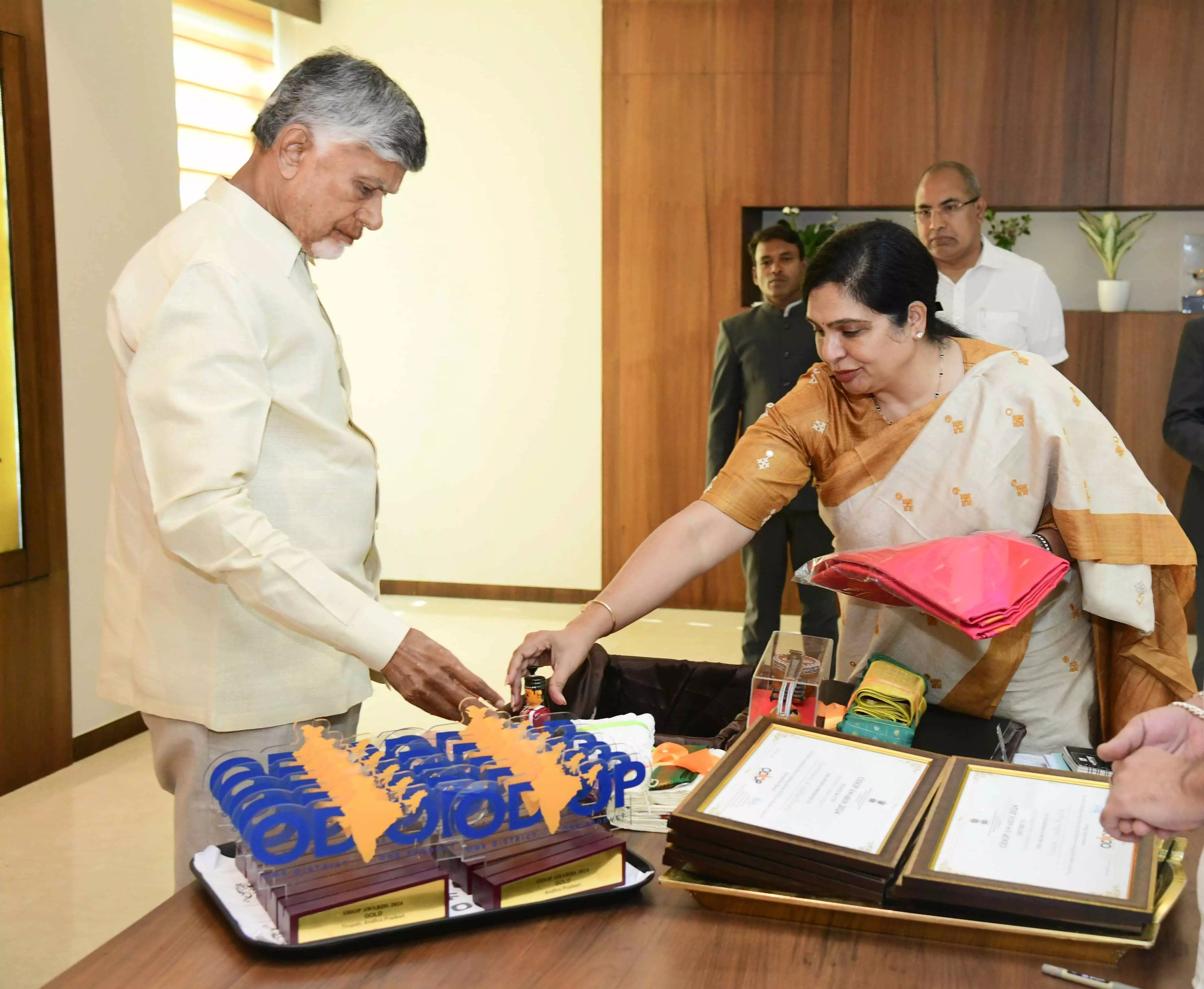 Naidu Announces Rs 5 crore Thrift Fund For Handloom Workers
