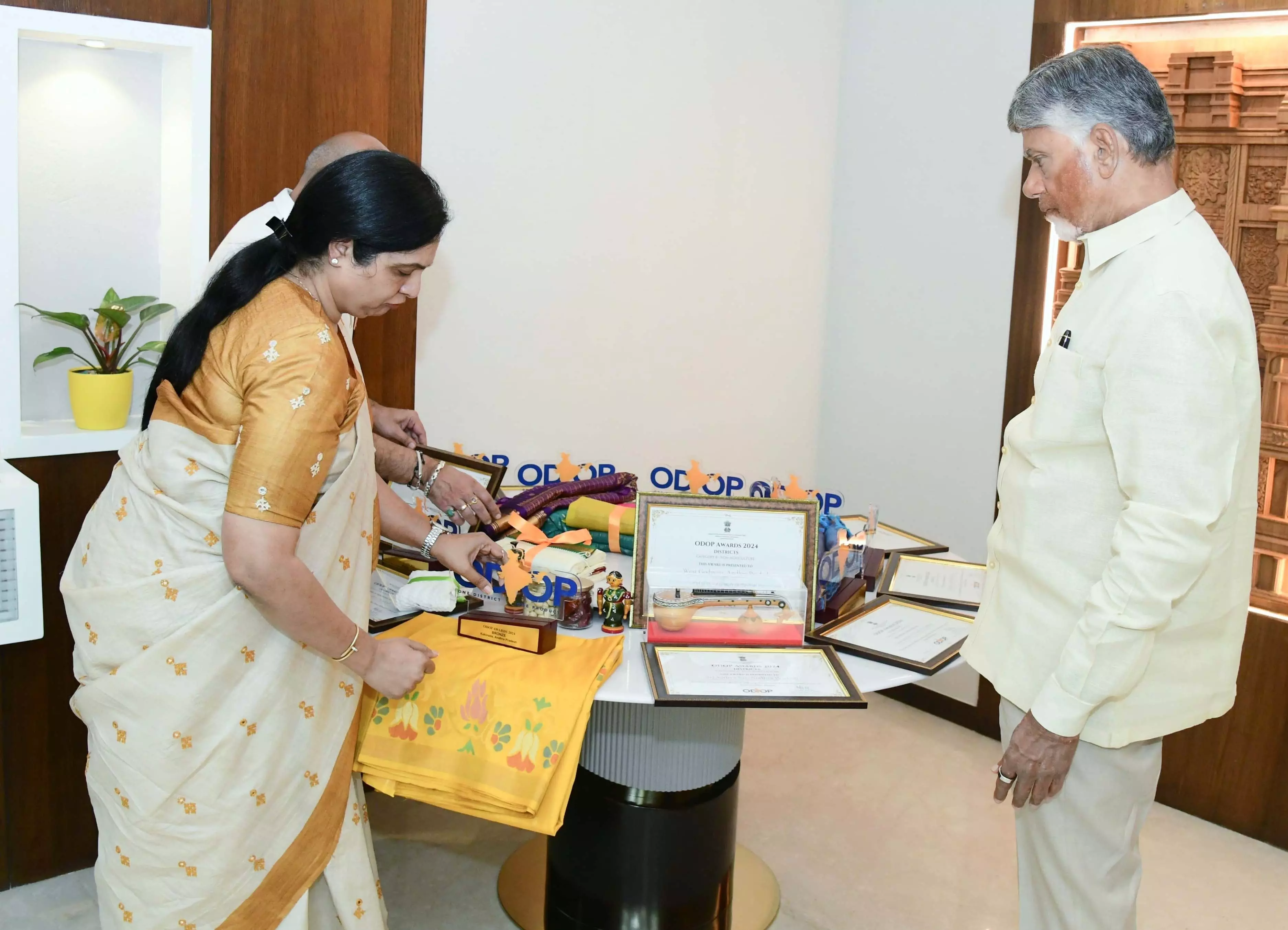 Naidu Announces Rs 5 crore Thrift Fund For Handloom Workers