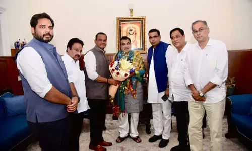 Minister Komatireddy Meets Gadkari for Faster NH Clearances