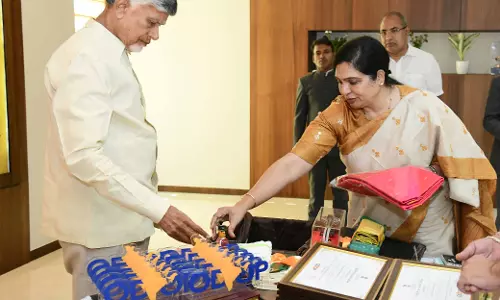 Naidu Announces Rs 5 crore Thrift Fund For Handloom Workers