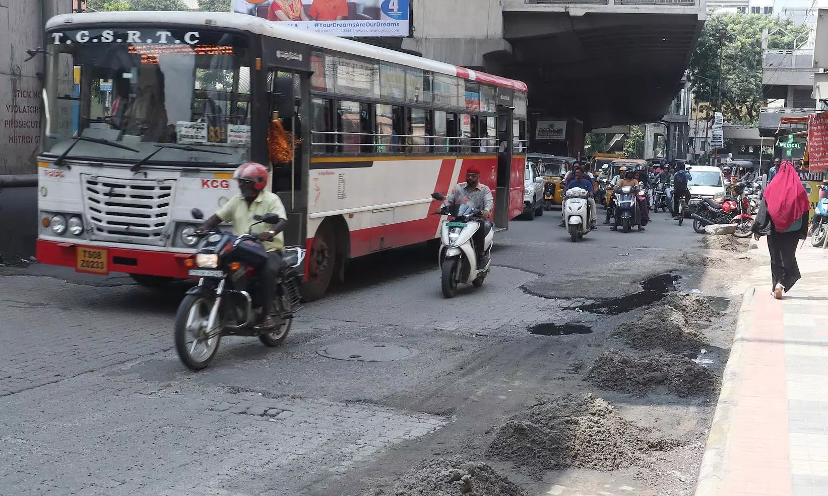 Hyderabad’s Unwritten Traffic Rules Keep Chaos Moving Hyderabad’s Unwritten Traffic Rules Keep Chaos Moving