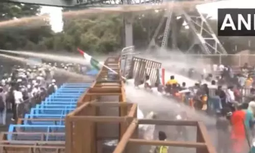 RG Kar Protestors Clash with Police at Santragachi Barricades in Howrah RG Kar Protestors Clash with Police at Santragachi Barricades in Howrah