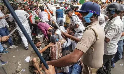RG Kar Victim’s Mother Alleges Assault by Police During Nabanna March RG Kar Victim’s Mother Alleges Assault by Police During Nabanna March