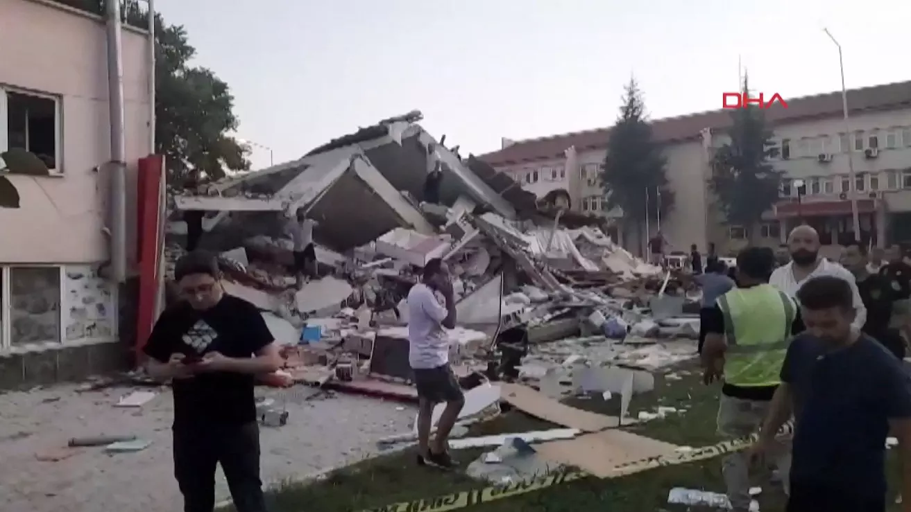 6.1 Earthquake Hits Turkey, Killing 1 and Collapsing Buildings