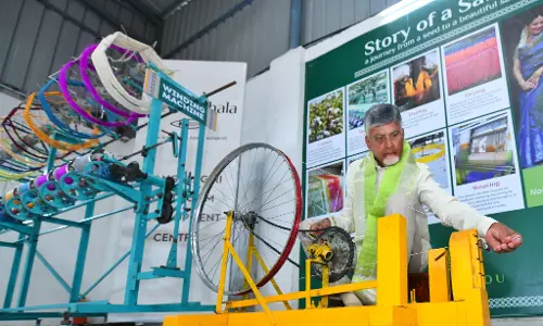 Kakinada: Weavers Take Out Massive Rally With 100 Feet Handloom Sari Kakinada: Weavers Take Out Massive Rally With 100 Feet Handloom Sari