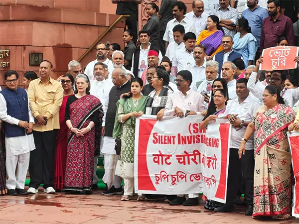 Sonia, Kharge Join INDIA Bloc Protest Over Bihar SIR
