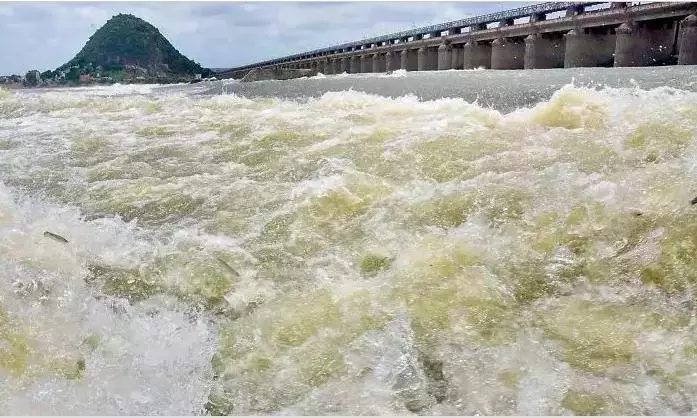 High Alert Continues at Prakasam Barrage With 5.65 Lakh Cusecs of Water Discharge