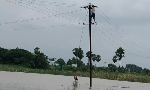 Linemen Brave Rain, Restore Power Supply