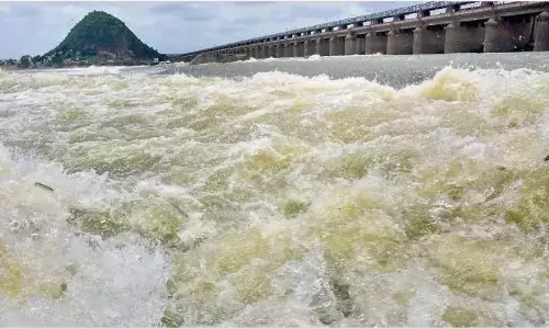 High Alert Continues at Prakasam Barrage With 5.65 Lakh Cusecs of Water Discharge