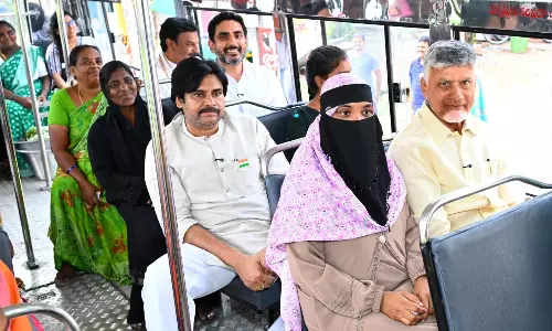 Stree Shakti: Naidu, Pawan, Lokesh Travel in Bus, Interact With Women Passengers