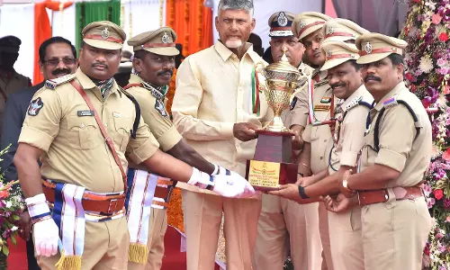 CM Presents I-Day Awards to 25 Cops CM Presents I-Day Awards to 25 Cops