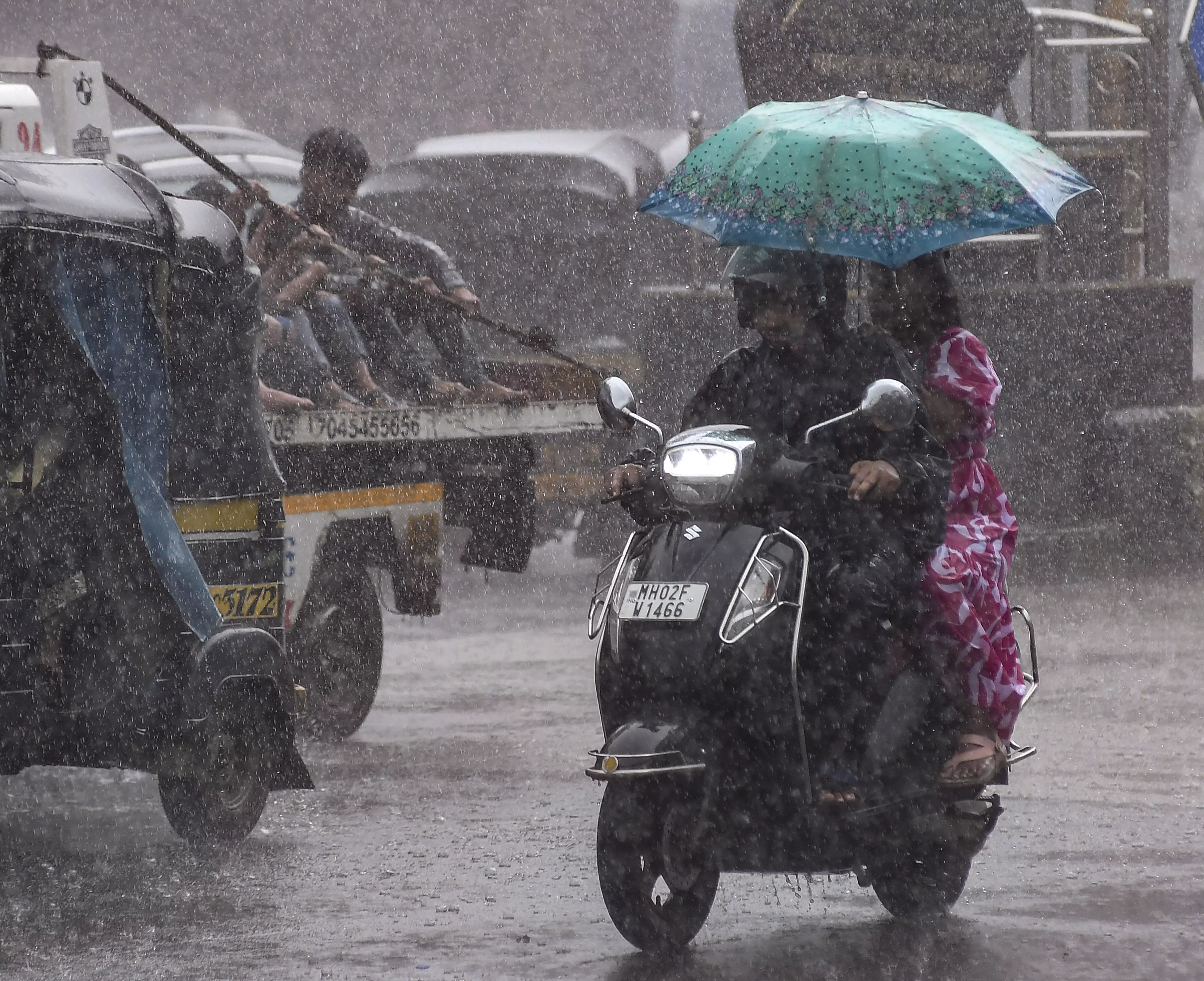IMD Issues Red Alert for Mumbai, 6 Districts