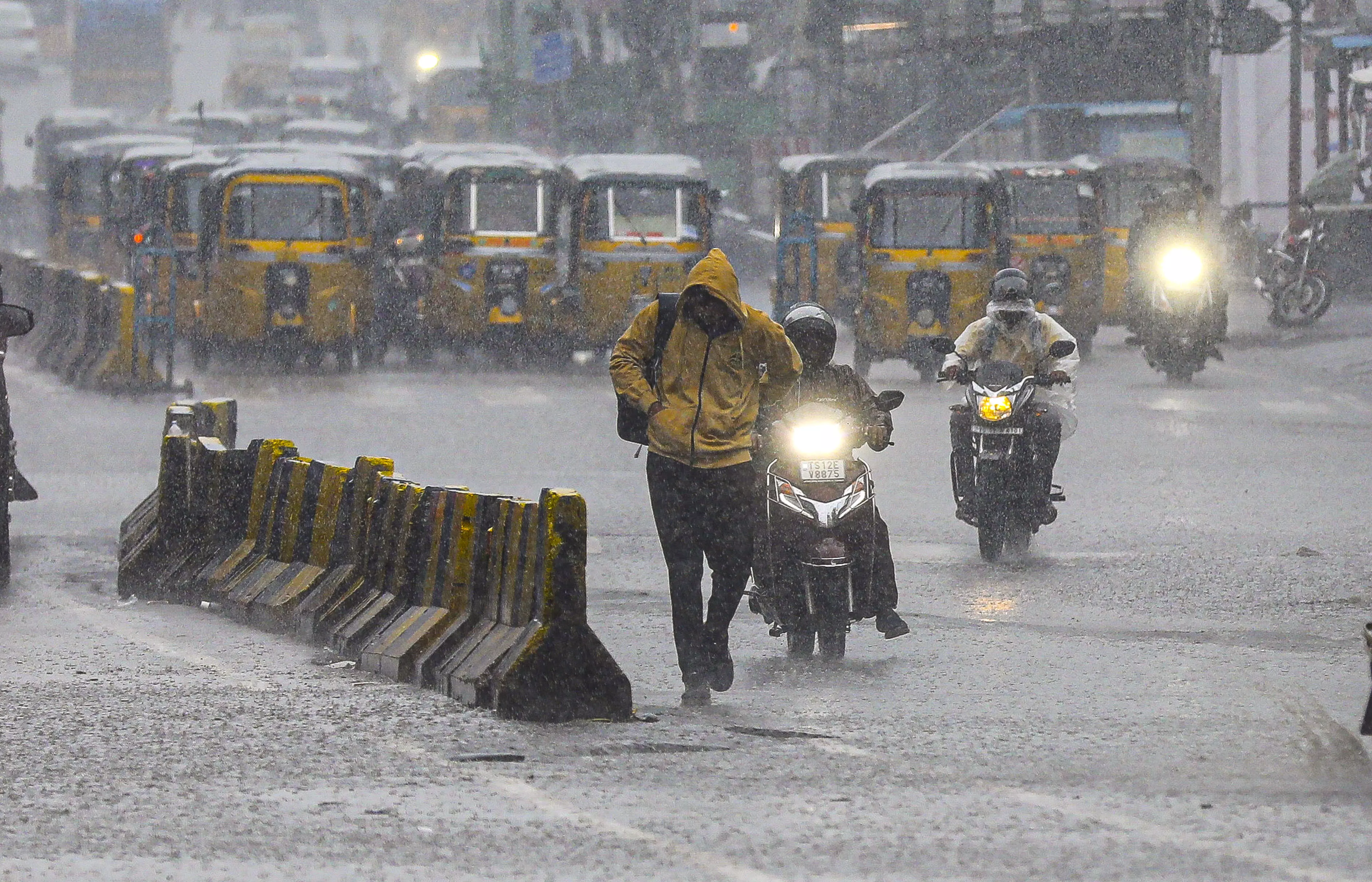 Heavy Rains Lash Telangana; Yellow Alert Issued Heavy Rains Lash Telangana; Yellow Alert Issued