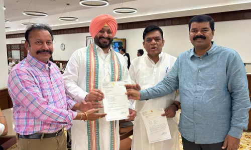Nekkonda Fights For Train Stops At Railway Station