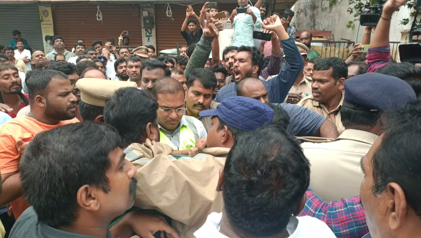 Residents gherao TGSPDCL CMD