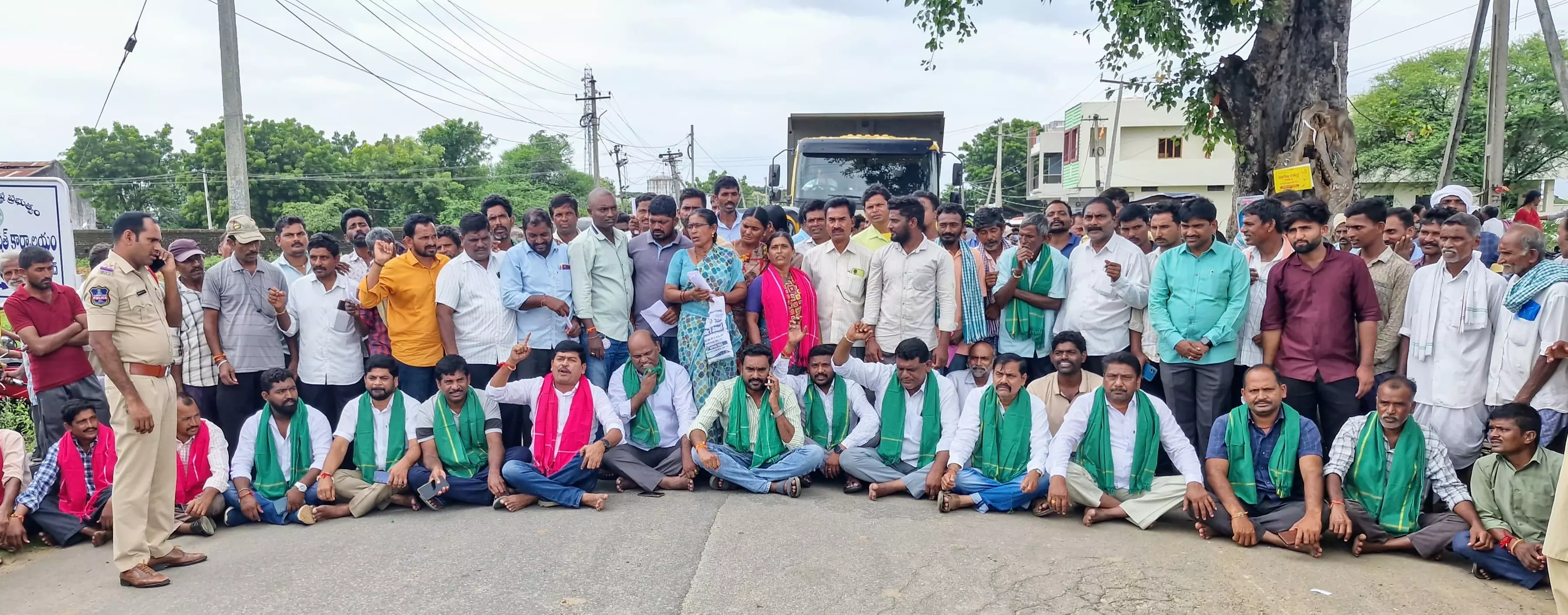 Mahbubabad, Mulugu Farmers Block Roads Over Urea Shortage