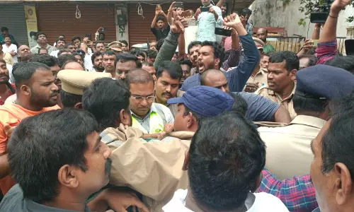 Residents gherao TGSPDCL CMD Residents gherao TGSPDCL CMD