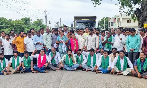 Mahbubabad, Mulugu Farmers Block Roads Over Urea Shortage