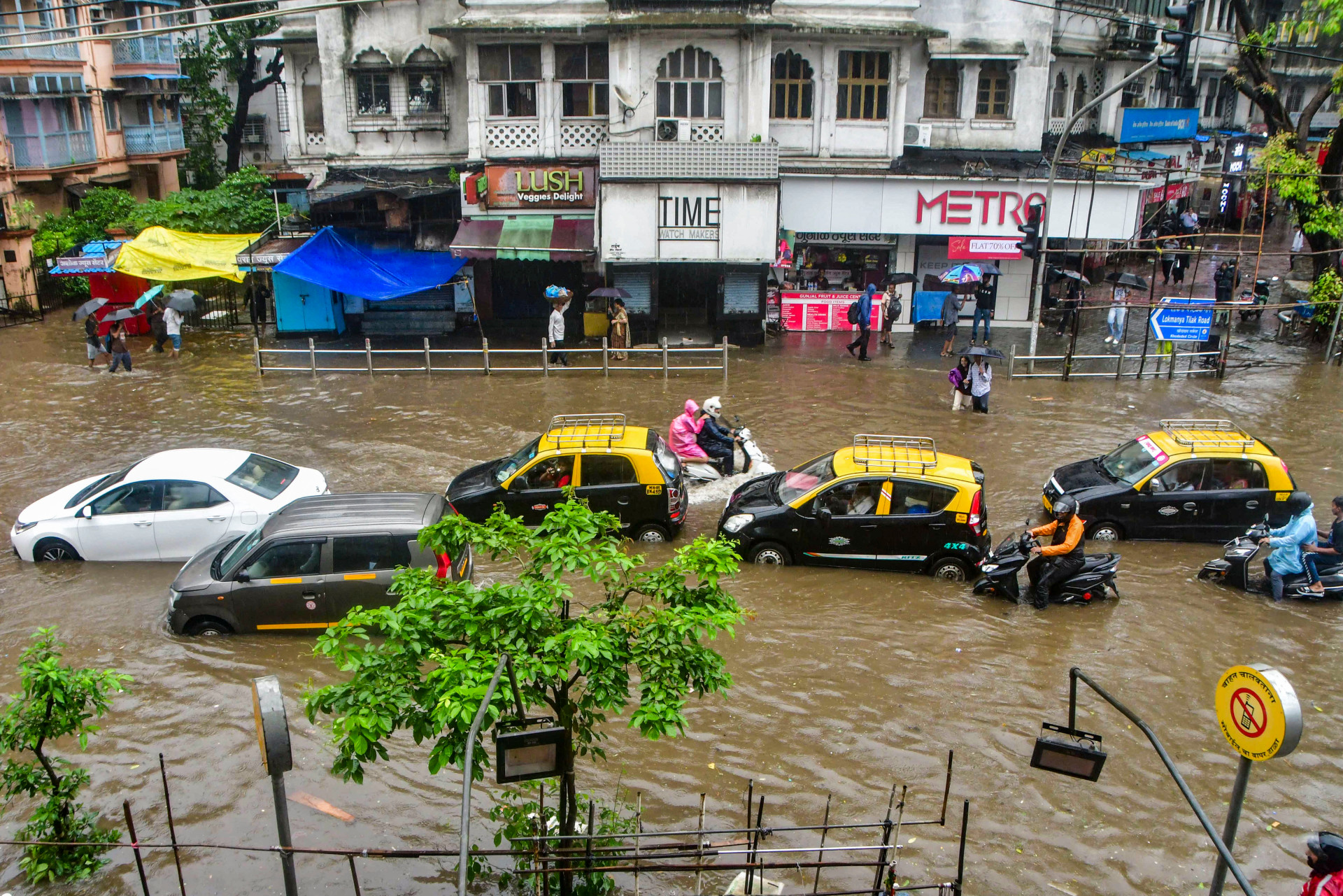 Heavy Rain Paralyses Mumbai