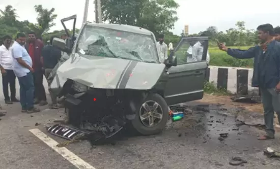 Couple Killed, Children Injured in Road Mishap at Lingala Ghanapuram