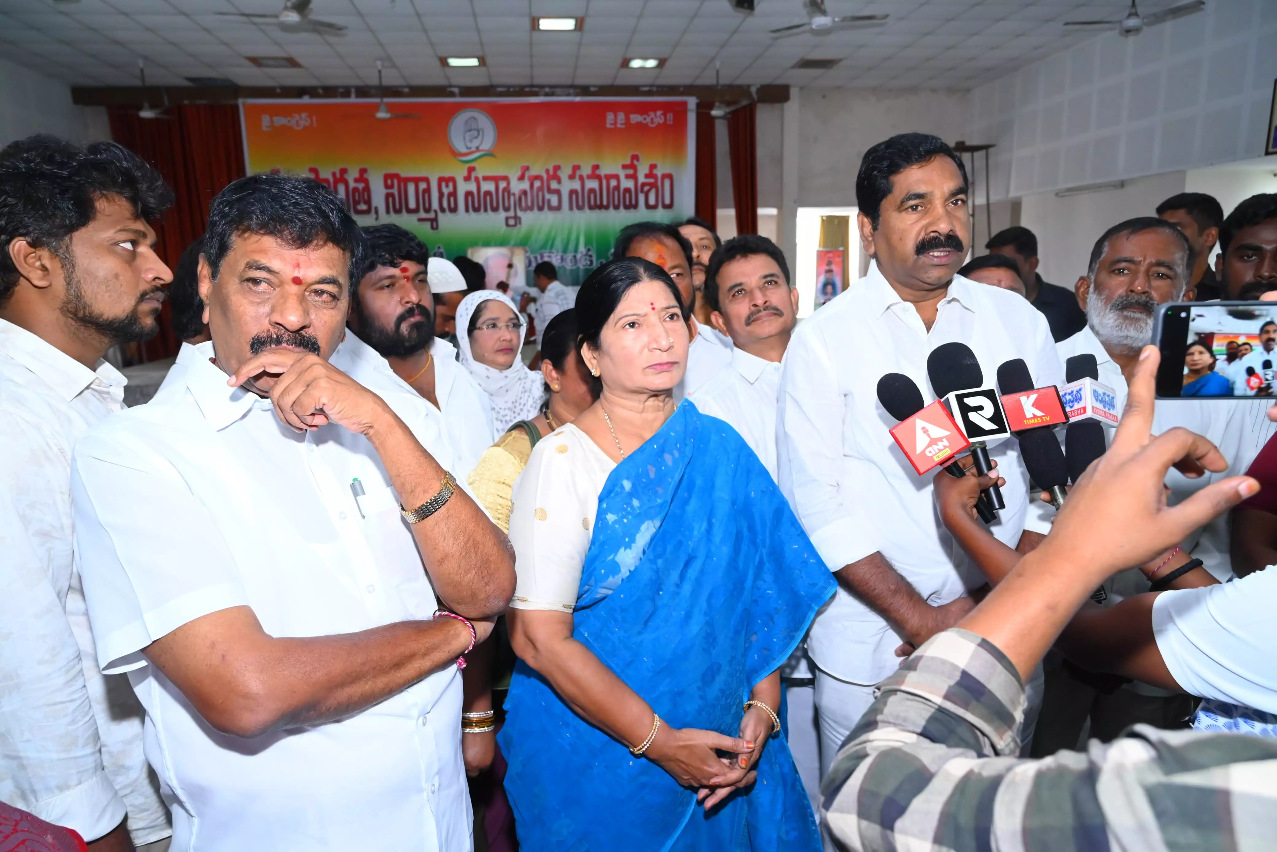 Groupism Resurfaces In Warangal Congress During Rajiv Birthday Fete Groupism Resurfaces In Warangal Congress During Rajiv Birthday Fete