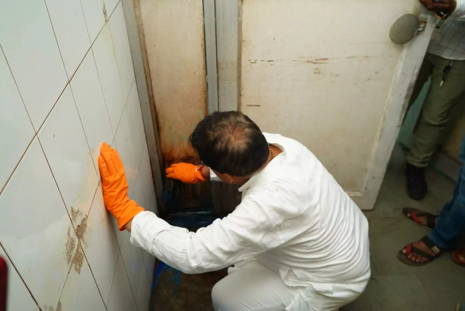 MP: Minister Cleans Hospital Toilet, Garlands Health Official ‘As Punishment’ for Not Doing Duty