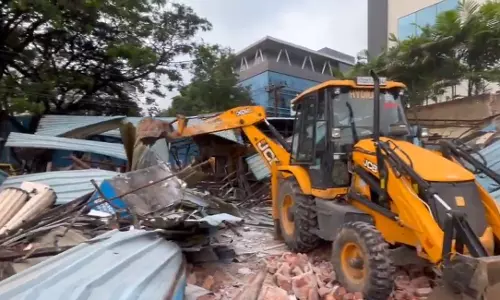 HYDRAA Reclaims 16k Sq. Yds and Rs. 400 Crore Worth Property from Encroachment at Madhapur HYDRAA Reclaims 16k Sq. Yds and Rs. 400 Crore Worth Property from Encroachment at Madhapur