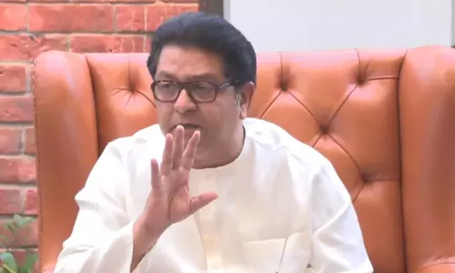 Raj Thackeray Holds Closed-Door Meeting With CM Fadnavis Raj Thackeray Holds Closed-Door Meeting With CM Fadnavis