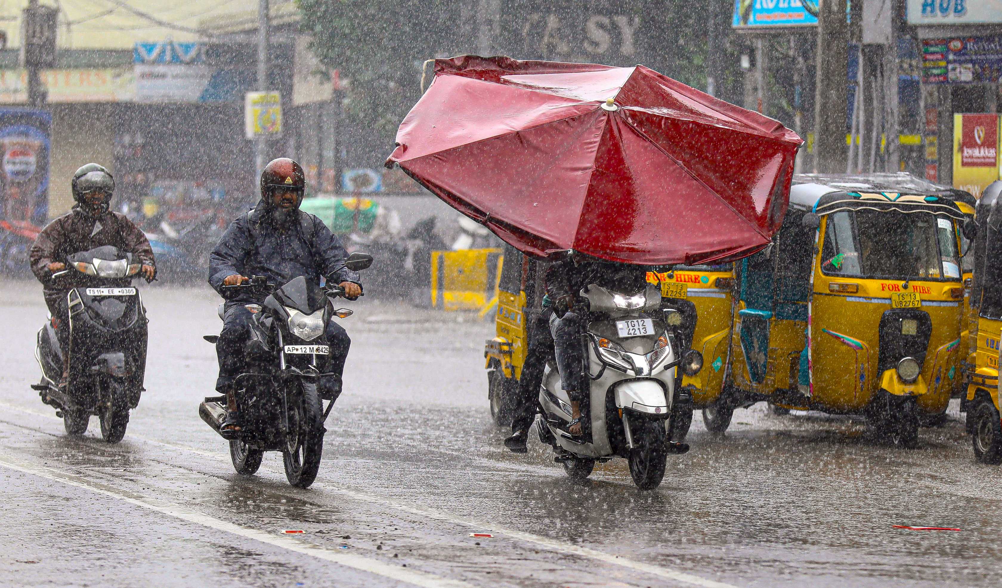 Mumbai Forecasts Wet Weekend Amidst Disruptive Rainfall