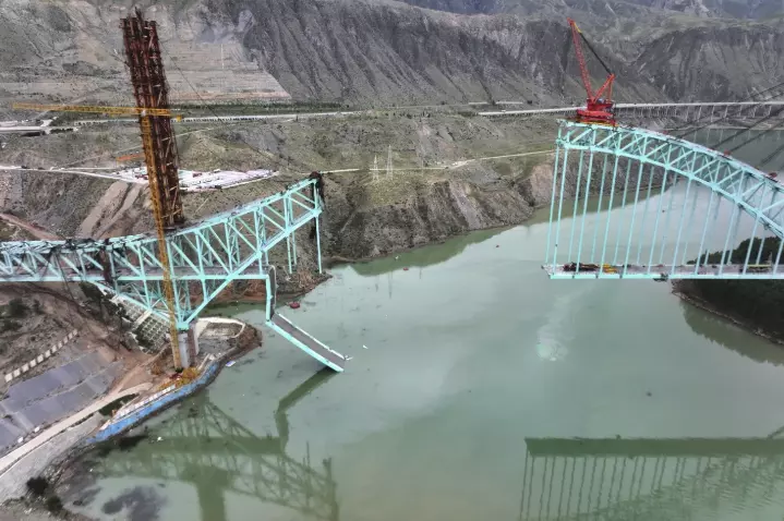 China Bridge Collapse Kills 12 Workers, 4 Missing in Yellow River Tragedy China Bridge Collapse Kills 12 Workers, 4 Missing in Yellow River Tragedy