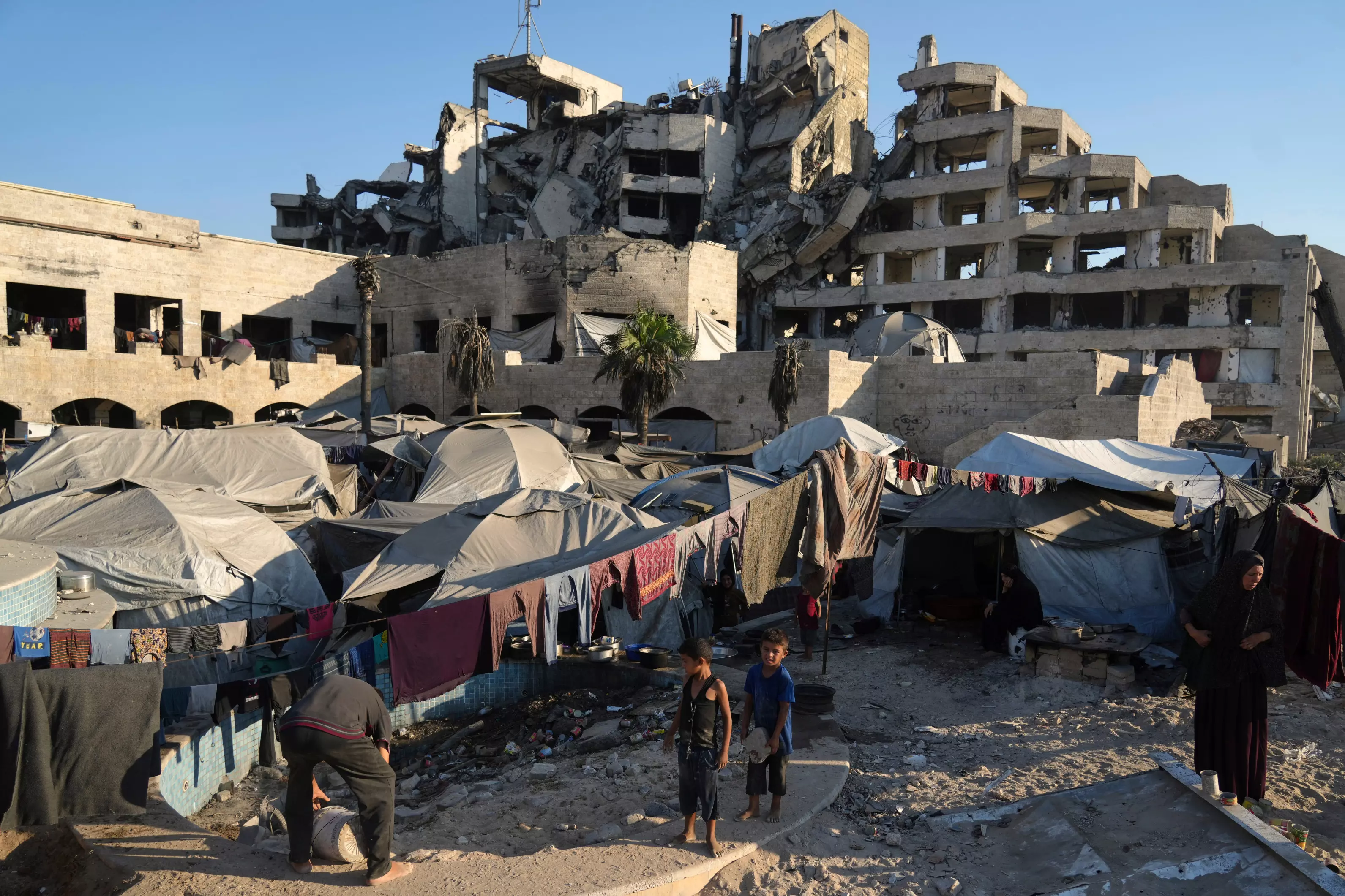 Israeli Strikes Kill 33 in Gaza Amid Famine, Ceasefire Talks Stalled