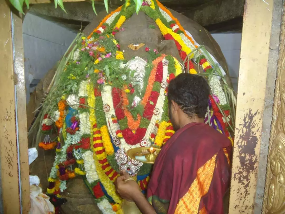 Devotees Marvel at Dashabhuja Ganapathi of Rayadurg Devotees Marvel at Dashabhuja Ganapathi of Rayadurg