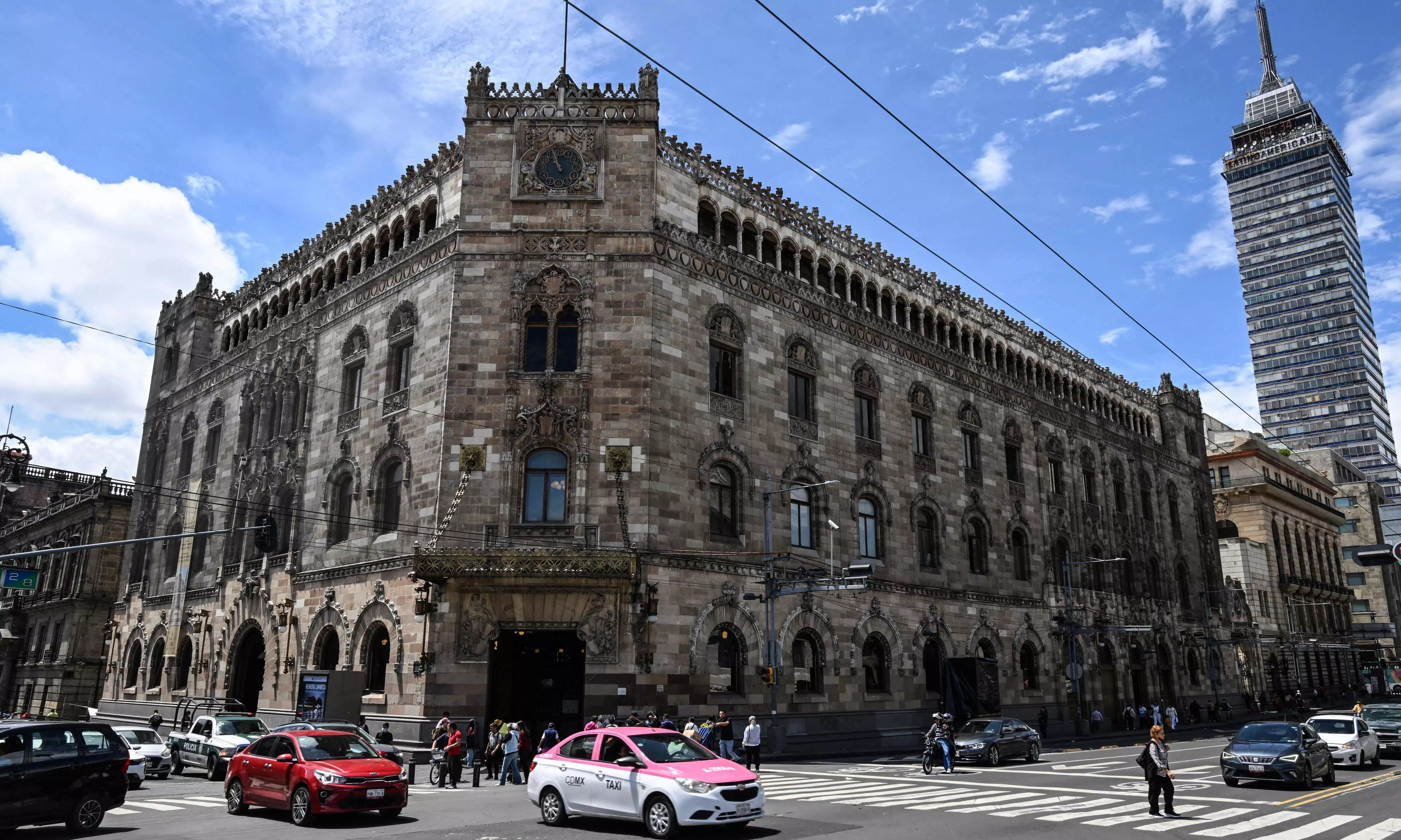 Mexico Halts Postal Shipments to US Amid Tariff Confusion