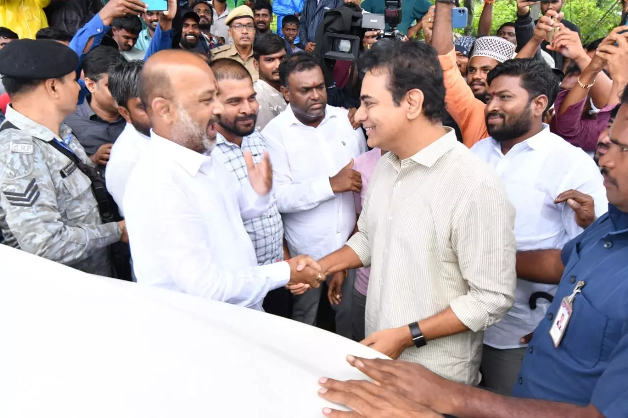 Bandi, KTR Show Rare Unity During Flood Survey Bandi, KTR Show Rare Unity During Flood Survey