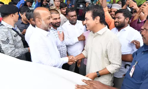 Bandi, KTR Show Rare Unity During Flood Survey Bandi, KTR Show Rare Unity During Flood Survey